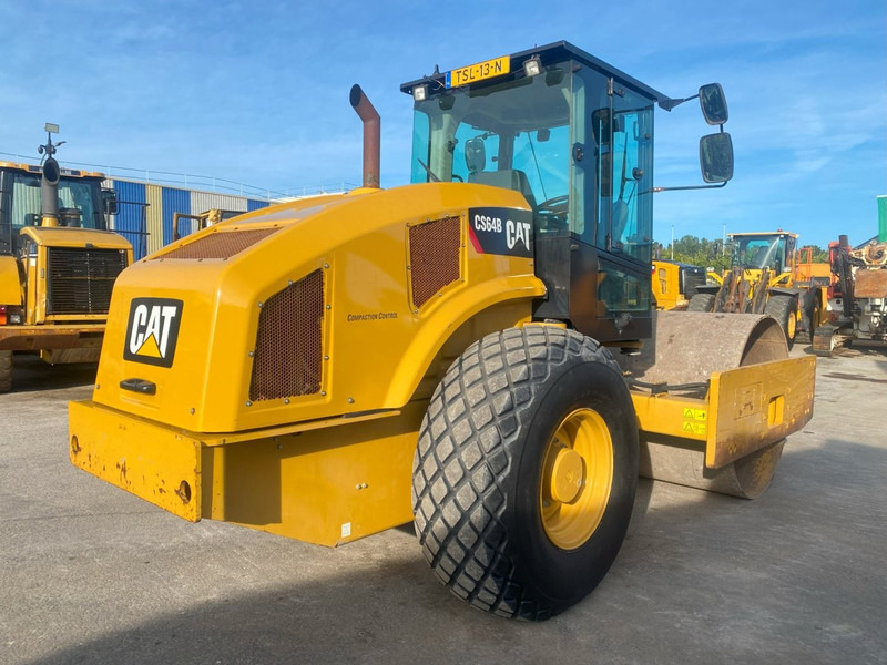 Caterpillar CS64B NVT - Henger: 4 kép. Caterpillar CS64B NVT - Henger: 4 kép.