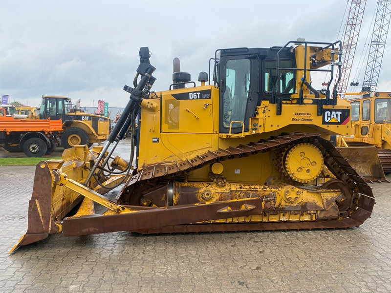 Caterpillar D6T LGP NVT - Buldózer: 2 kép. Caterpillar D6T LGP NVT - Buldózer: 2 kép.