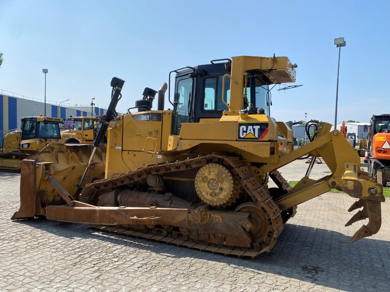 Caterpillar D6T XL NVT - Buldózer: 2 kép. Caterpillar D6T XL NVT - Buldózer: 2 kép.