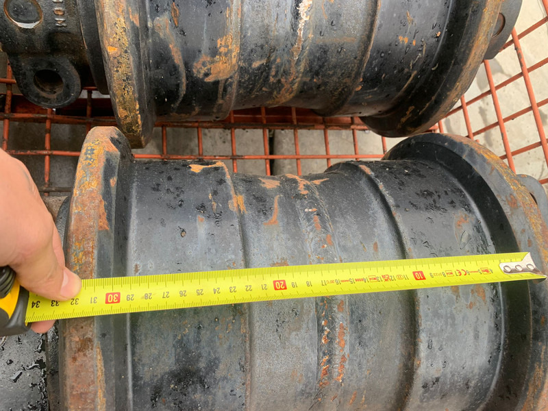 Hitachi Hitachi EX1200D5 bottom track roller SF - Keret/ Alváz: 3 kép. Hitachi Hitachi EX1200D5 bottom track roller SF - Keret/ Alváz: 3 kép.