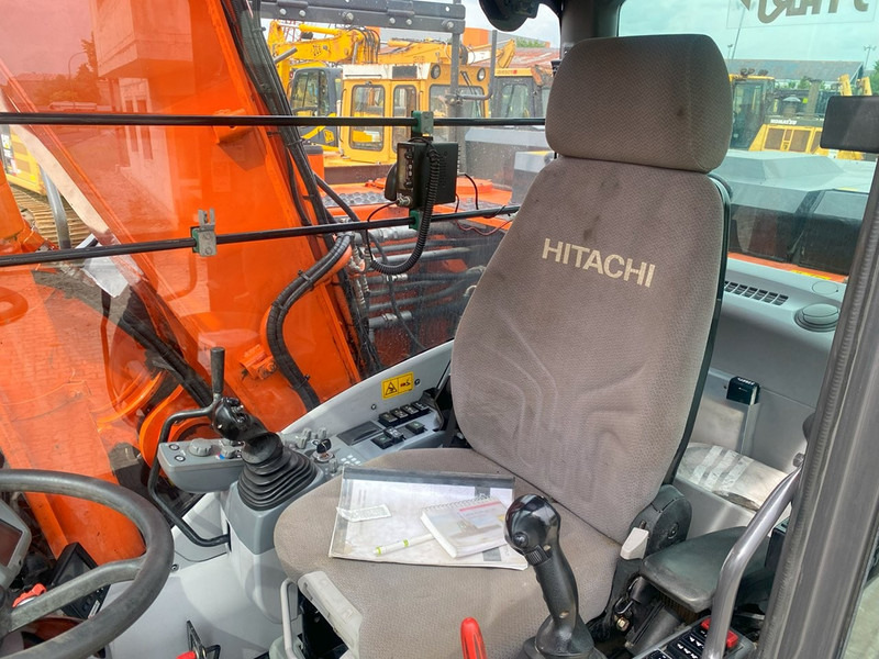 Hitachi ZX170W-6 NVT - Gumikerekes kotró: 5 kép. Hitachi ZX170W-6 NVT - Gumikerekes kotró: 5 kép.