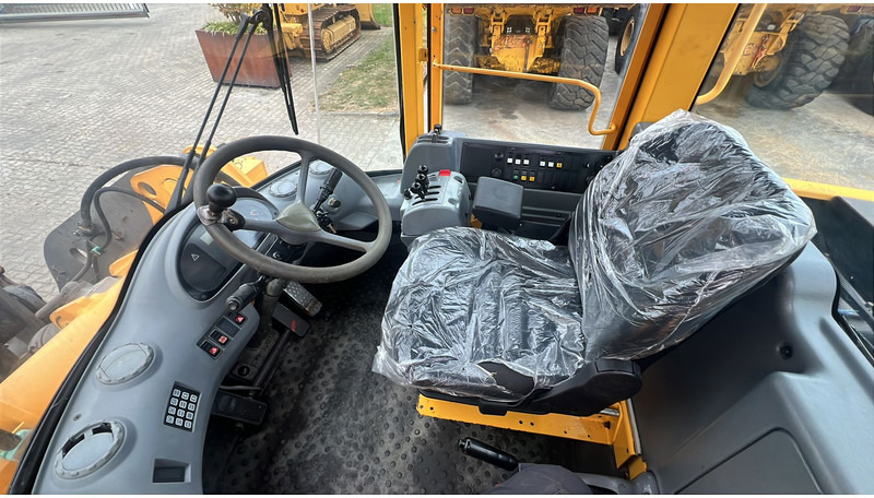 Volvo L70 D NVT - Gumikerekes homlokrakodó: 4 kép. Volvo L70 D NVT - Gumikerekes homlokrakodó: 4 kép.