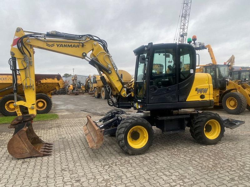 Yanmar B95w NVT - Gumikerekes kotró: 1 kép. Yanmar B95w NVT - Gumikerekes kotró: 1 kép.