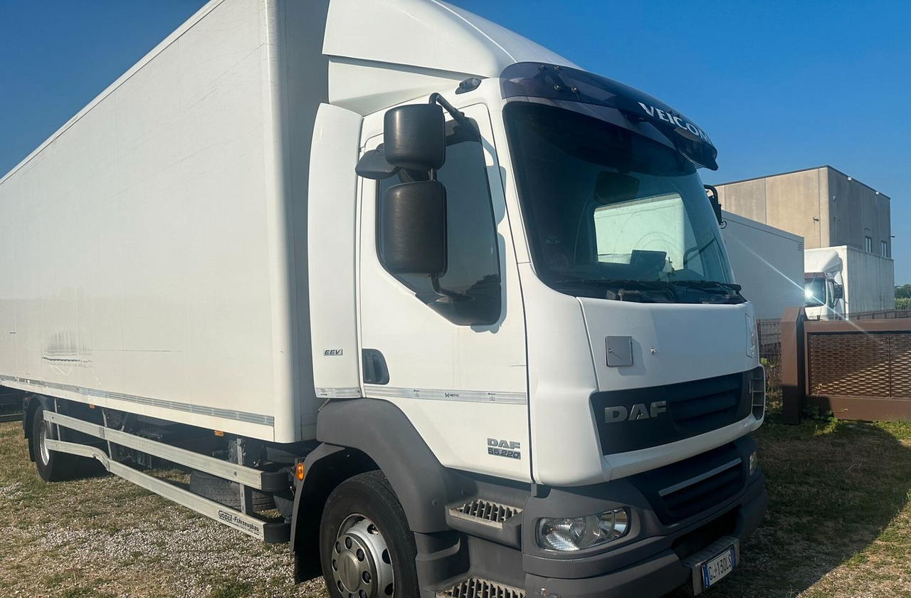 DAF LF 55.220 FURGONE 8 MT. - Dobozos felépítményű teherautó: 2 kép. DAF LF 55.220 FURGONE 8 MT. - Dobozos felépítményű teherautó: 2 kép.
