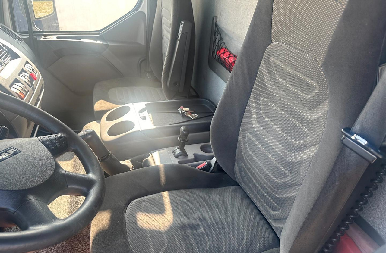 DAF LF 55.220 FURGONE 8 MT. - Dobozos felépítményű teherautó: 5 kép. DAF LF 55.220 FURGONE 8 MT. - Dobozos felépítményű teherautó: 5 kép.