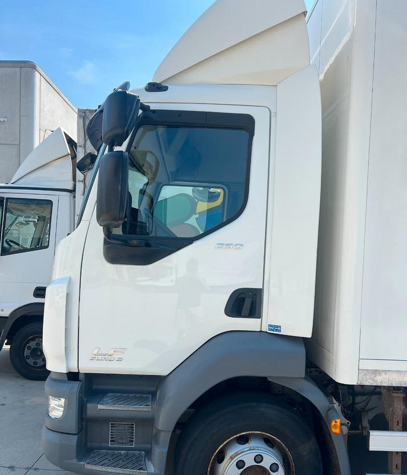 Daf lf 250 fa furgone 8 mt euro 6 - Dobozos felépítményű teherautó: 4 kép. Daf lf 250 fa furgone 8 mt euro 6 - Dobozos felépítményű teherautó: 4 kép.