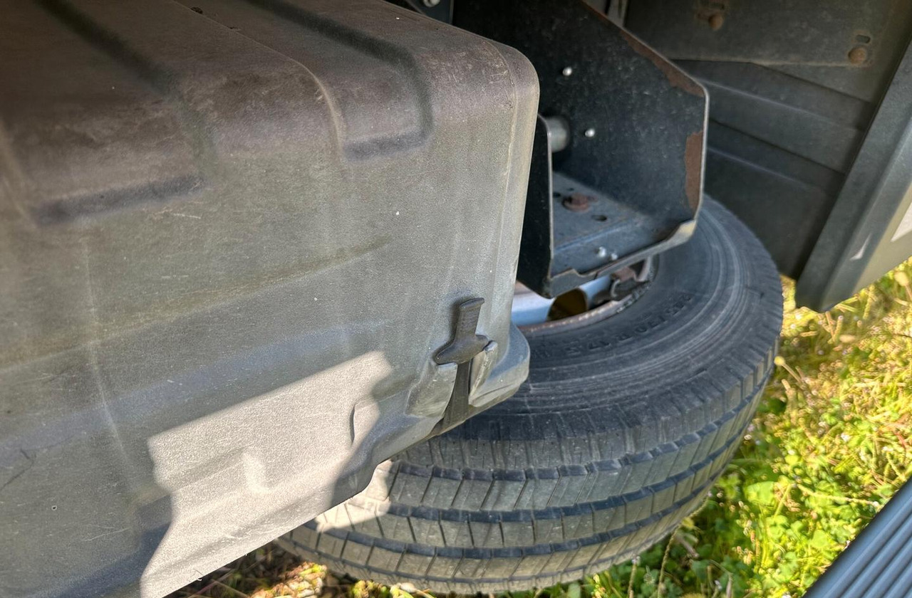 Iveco 120 EL 22 P RIBASSATO CENTINATO EURO 5 - Ponyvás teherautó: 5 kép. Iveco 120 EL 22 P RIBASSATO CENTINATO EURO 5 - Ponyvás teherautó: 5 kép.