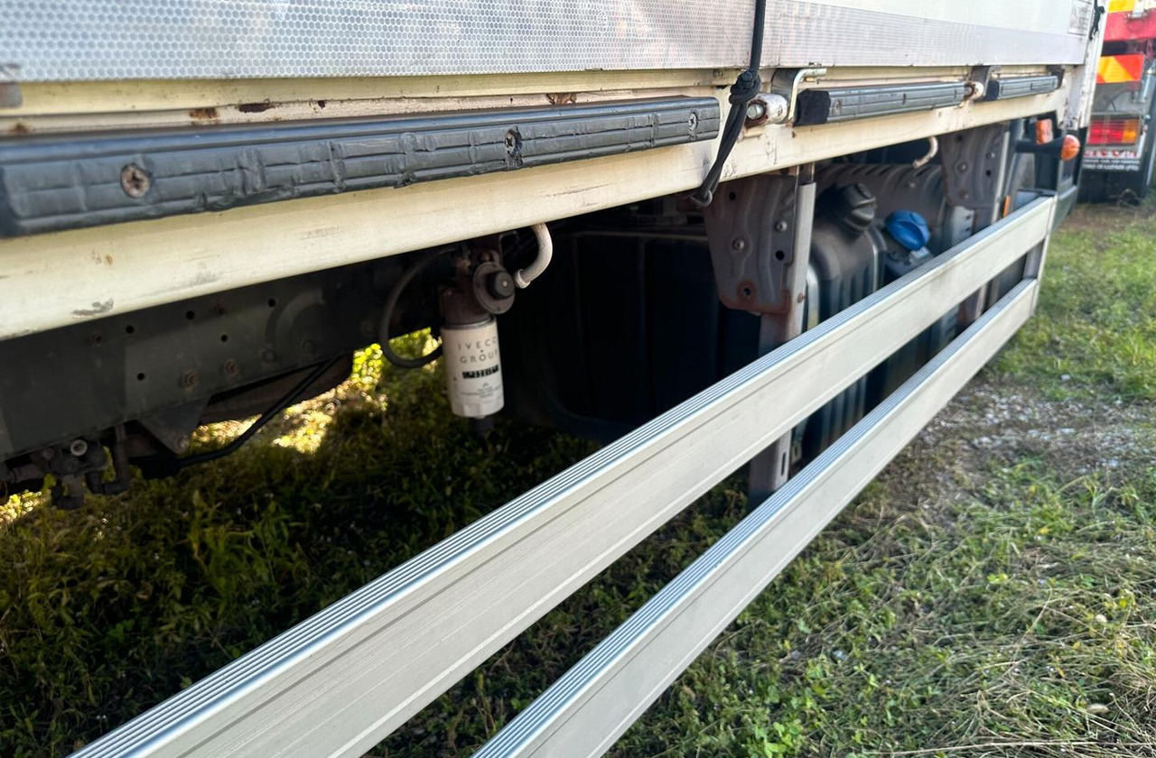 Iveco 120 EL 22 P RIBASSATO CENTINATO EURO 5 - Ponyvás teherautó: 4 kép. Iveco 120 EL 22 P RIBASSATO CENTINATO EURO 5 - Ponyvás teherautó: 4 kép.