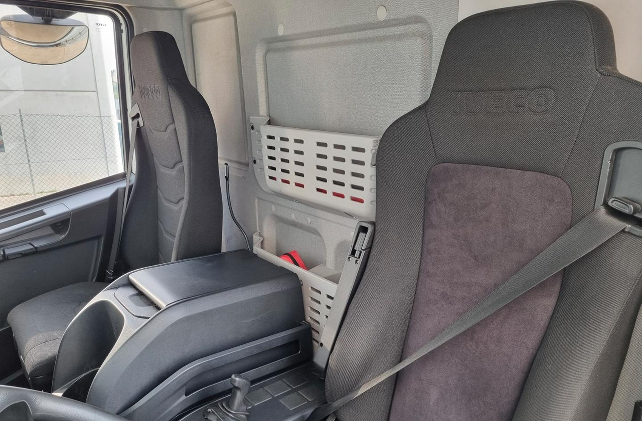 Ponyvás teherautó Iveco 120e25p centin asponda euro 6: 12 kép.
