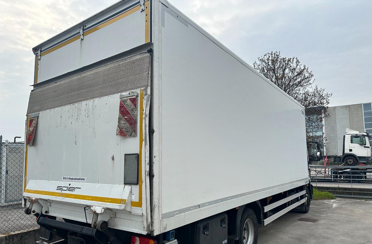 Iveco 140e28 furgone sponda euro 6 - Dobozos felépítményű teherautó: 3 kép. Iveco 140e28 furgone sponda euro 6 - Dobozos felépítményű teherautó: 3 kép.
