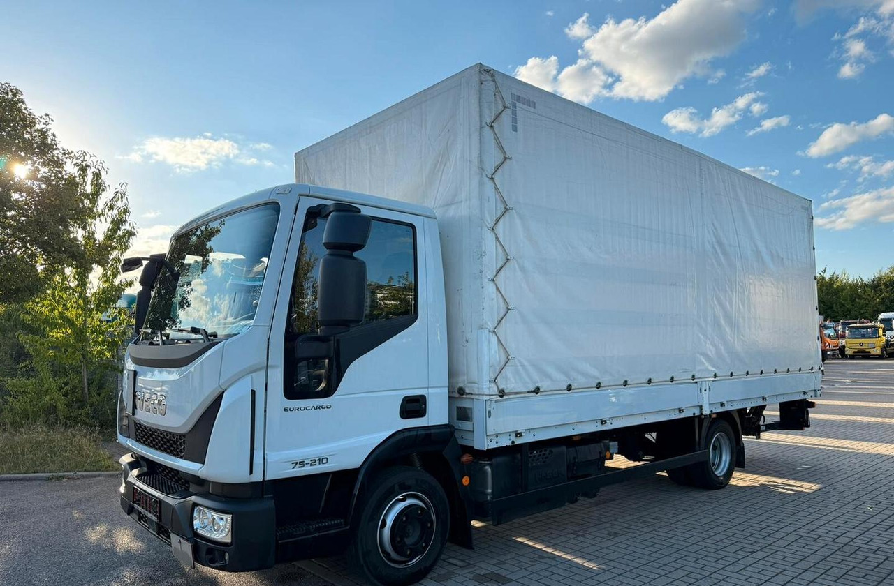 Iveco - Ponyvás teherautó: 3 kép. Iveco - Ponyvás teherautó: 3 kép.