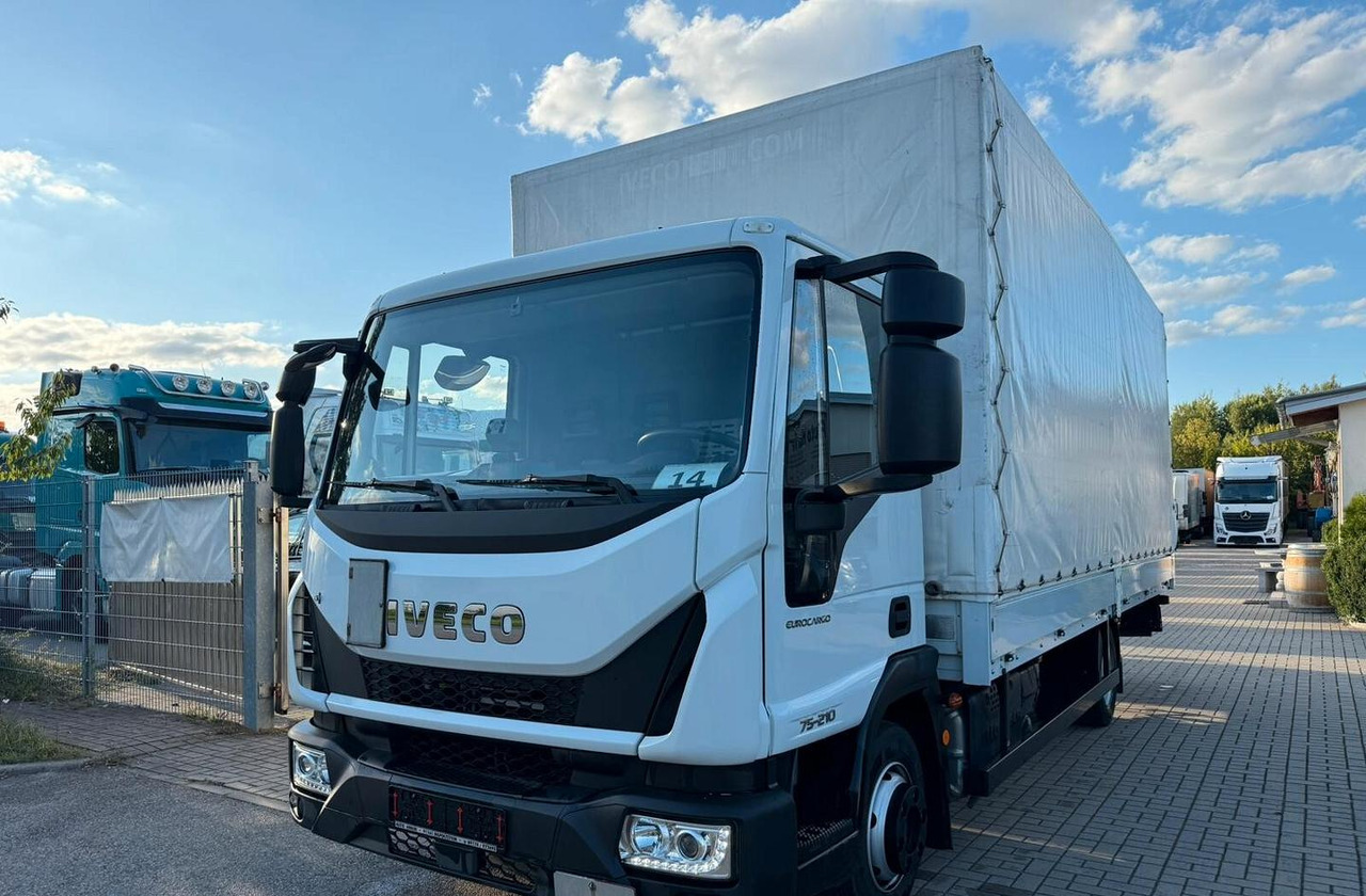 Iveco - Ponyvás teherautó: 2 kép. Iveco - Ponyvás teherautó: 2 kép.