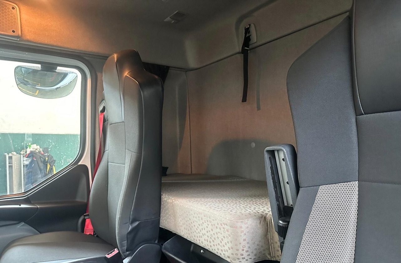 RENAULT MIDLIM D13.250 AUTOTELAIO CABINA LETTO EUR - Alvaz teherautó: 5 kép. RENAULT MIDLIM D13.250 AUTOTELAIO CABINA LETTO EUR - Alvaz teherautó: 5 kép.