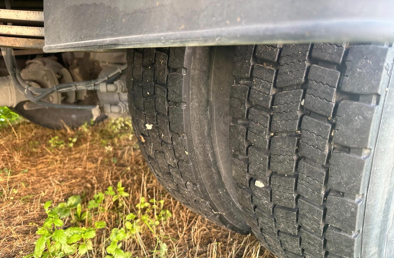 Ponyvás teherautó Renault MIDLUM 215.10: 8 kép.