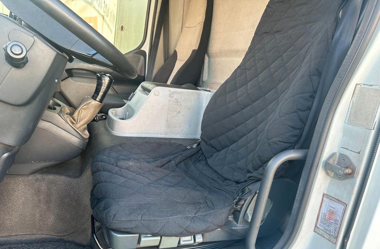 Ponyvás teherautó Renault MIDLUM 215.10: 6 kép.