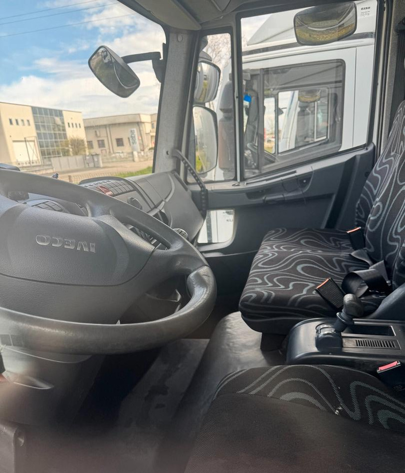 Iveco 75e190 - Dobozos felépítményű teherautó: 2 kép. Iveco 75e190 - Dobozos felépítményű teherautó: 2 kép.