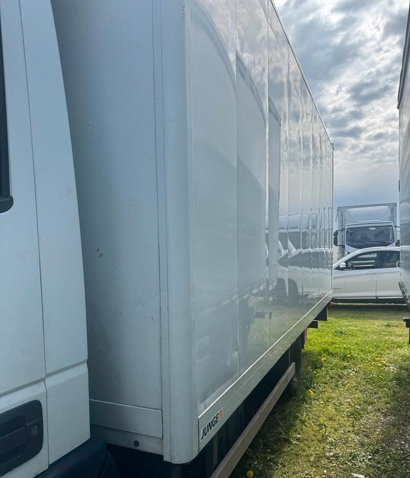 Iveco 75e190 - Dobozos felépítményű teherautó: 4 kép. Iveco 75e190 - Dobozos felépítményű teherautó: 4 kép.