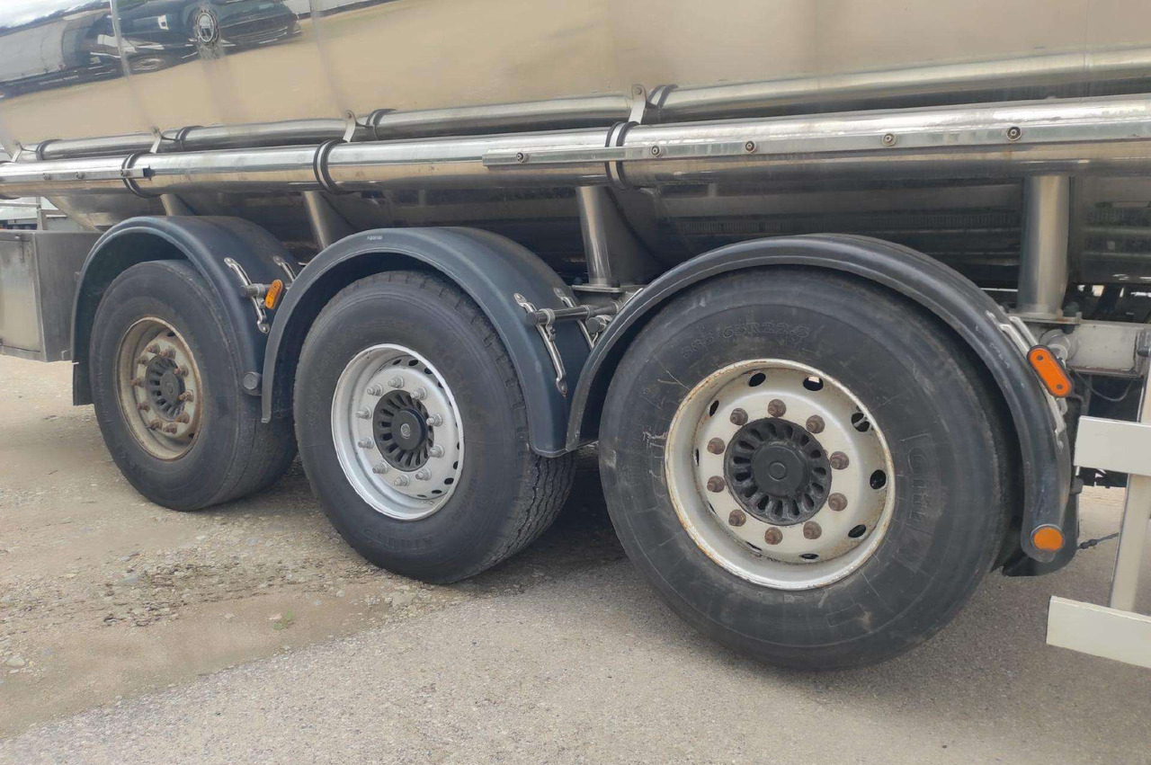 Farcinox - Tartályos félpótkocsi: 4 kép. Farcinox - Tartályos félpótkocsi: 4 kép.