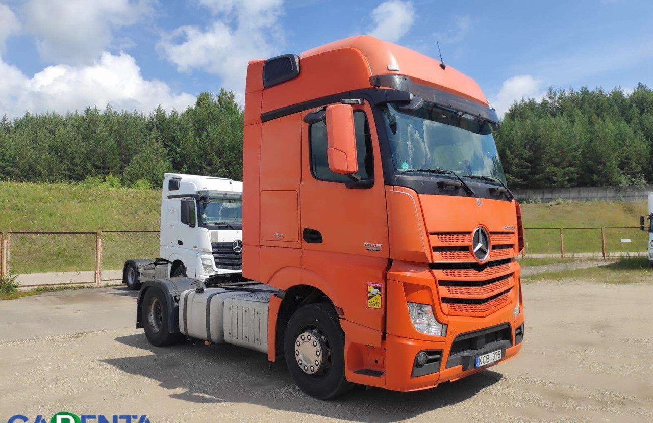 Mercedes-Benz Actros 1845 - Nyergesvontató: 2 kép. Mercedes-Benz Actros 1845 - Nyergesvontató: 2 kép.