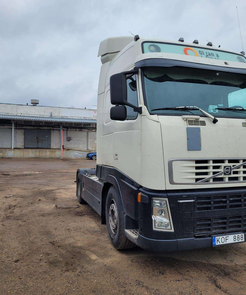 Volvo FH13 440AG - Nyergesvontató: 2 kép. Volvo FH13 440AG - Nyergesvontató: 2 kép.
