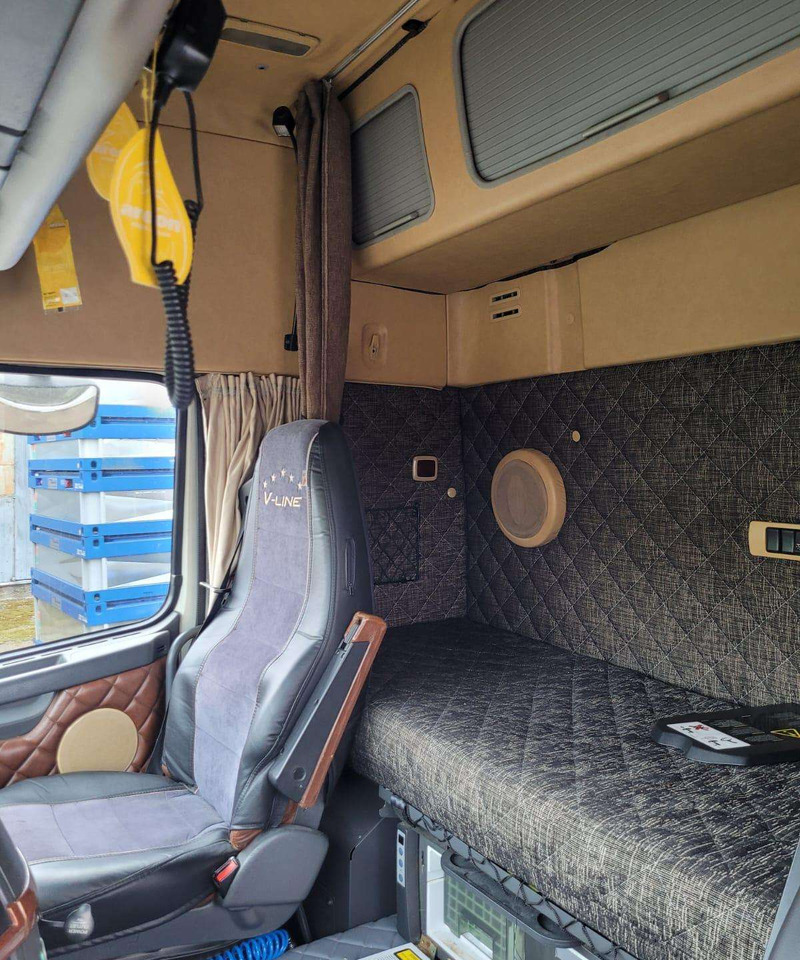 Volvo FH13 440AG - Nyergesvontató: 5 kép. Volvo FH13 440AG - Nyergesvontató: 5 kép.