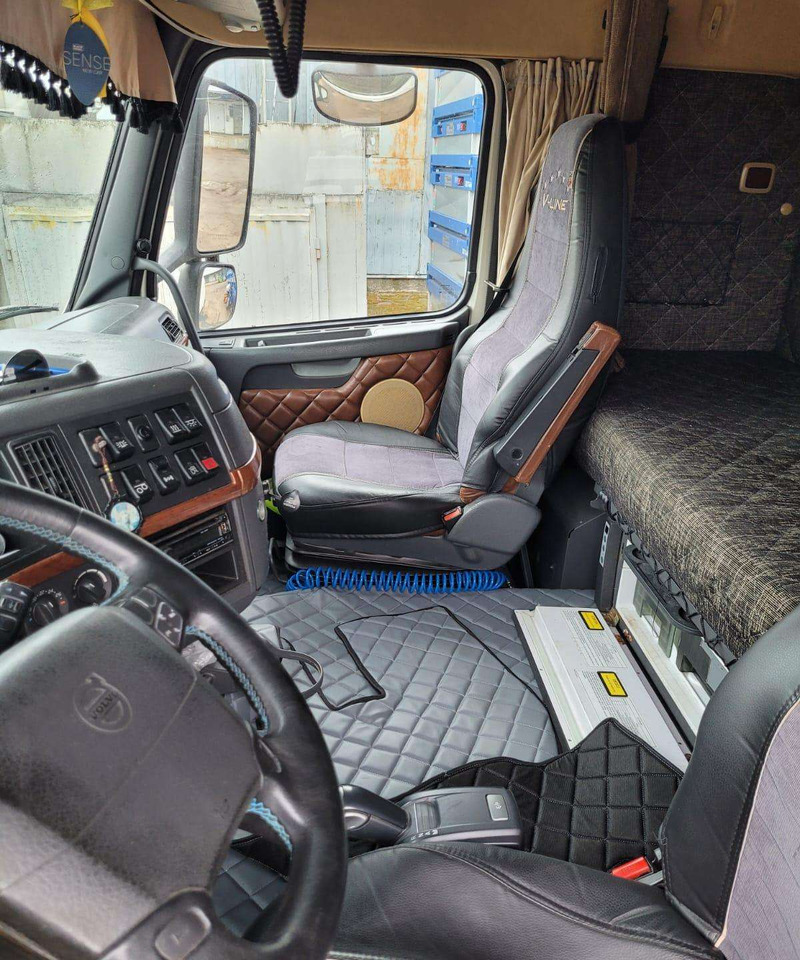 Volvo FH13 440AG - Nyergesvontató: 4 kép. Volvo FH13 440AG - Nyergesvontató: 4 kép.