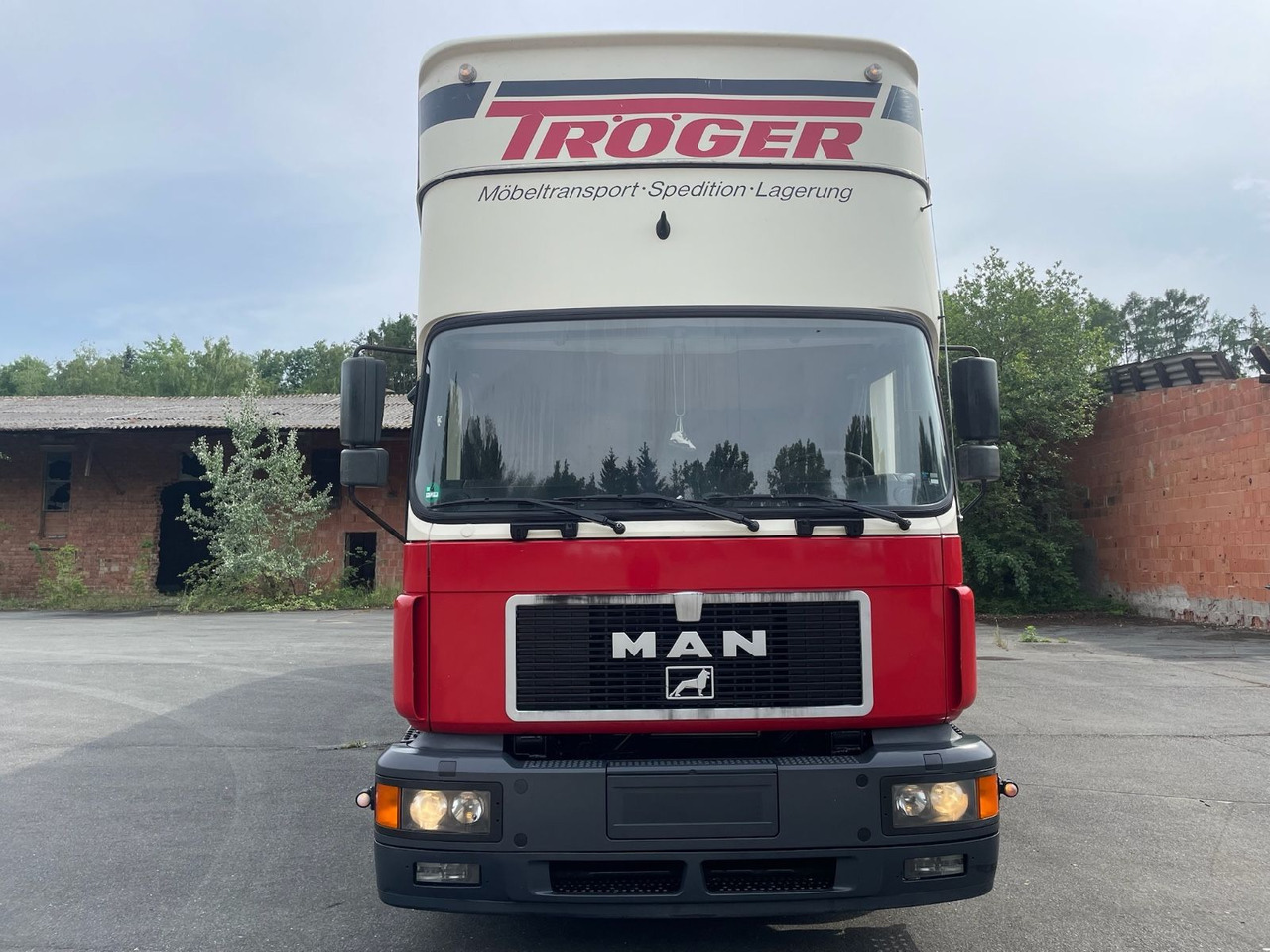 MAN 18.264 M40 Wohnmobil/4xBett/AC/Standheizung/EU2 - Dobozos felépítményű teherautó: 2 kép. MAN 18.264 M40 Wohnmobil/4xBett/AC/Standheizung/EU2 - Dobozos felépítményű teherautó: 2 kép.