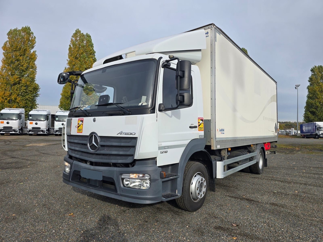 Mercedes-Benz Atego 1218 4x2 Koffer/FULL-ADR/EXIII/LBW/AC/EU6d - Dobozos felépítményű teherautó: 2 kép. Mercedes-Benz Atego 1218 4x2 Koffer/FULL-ADR/EXIII/LBW/AC/EU6d - Dobozos felépítményű teherautó: 2 kép.