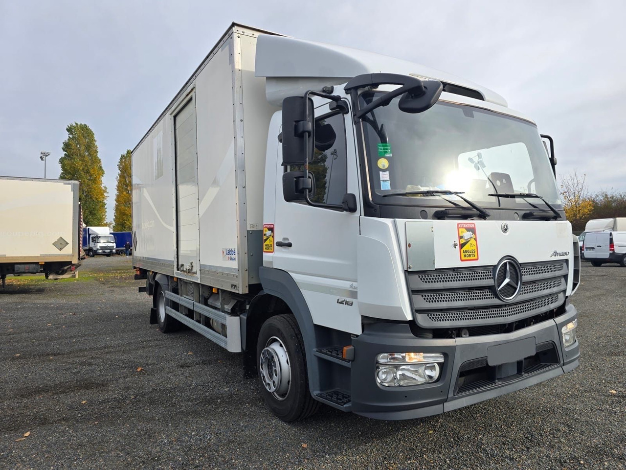 Mercedes-Benz Atego 1218 4x2 Koffer/FULL-ADR/EXIII/LBW/AC/EU6d - Dobozos felépítményű teherautó: 1 kép. Mercedes-Benz Atego 1218 4x2 Koffer/FULL-ADR/EXIII/LBW/AC/EU6d - Dobozos felépítményű teherautó: 1 kép.