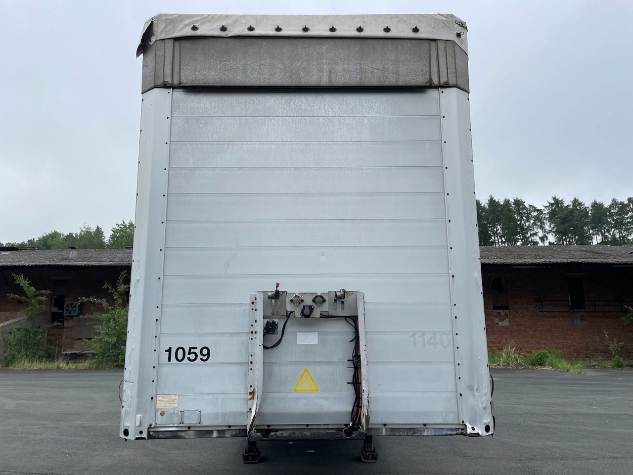 Schmitz Cargobull S01 3-Achs/Pritsche+Plane/13,5m/28100kg-Nutzlast - Ponyvás félpótkocsi: 2 kép. Schmitz Cargobull S01 3-Achs/Pritsche+Plane/13,5m/28100kg-Nutzlast - Ponyvás félpótkocsi: 2 kép.