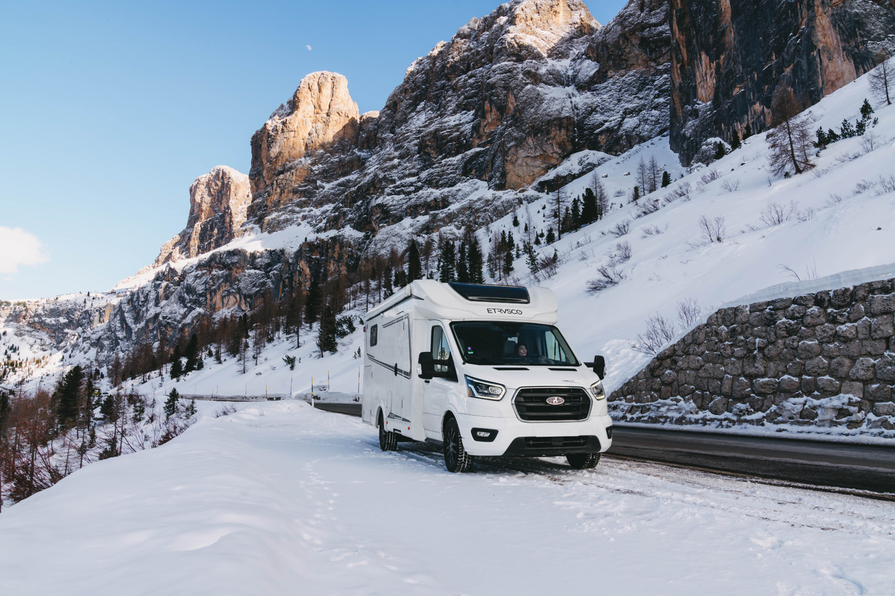 ETRUSCO Etrusco T 7.3 SF - Félintegrált lakóautó: 3 kép. ETRUSCO Etrusco T 7.3 SF - Félintegrált lakóautó: 3 kép.