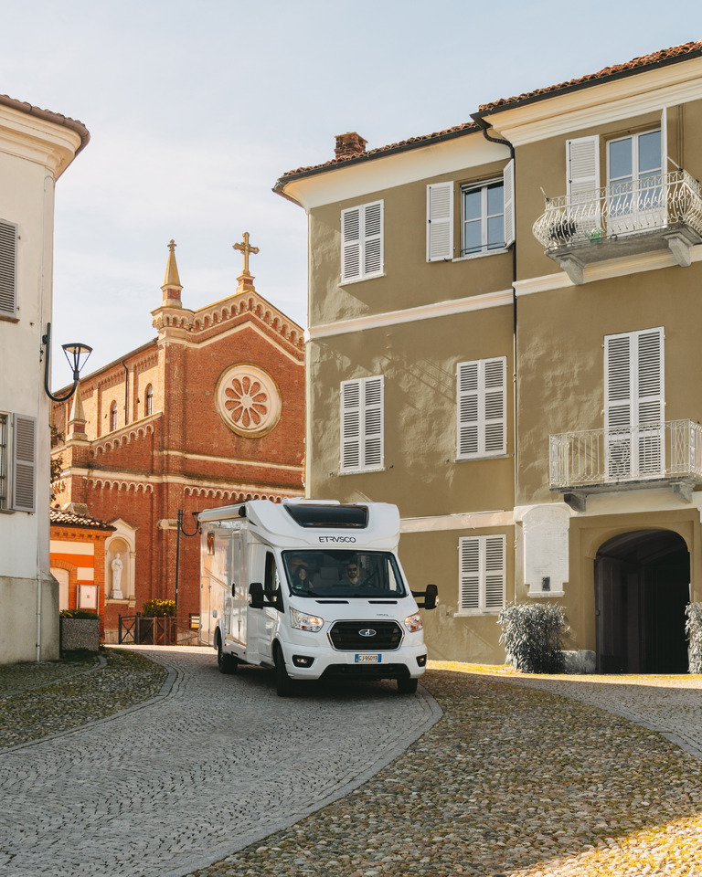 Etrusco T 7.3 QCF - Félintegrált lakóautó: 4 kép. Etrusco T 7.3 QCF - Félintegrált lakóautó: 4 kép.