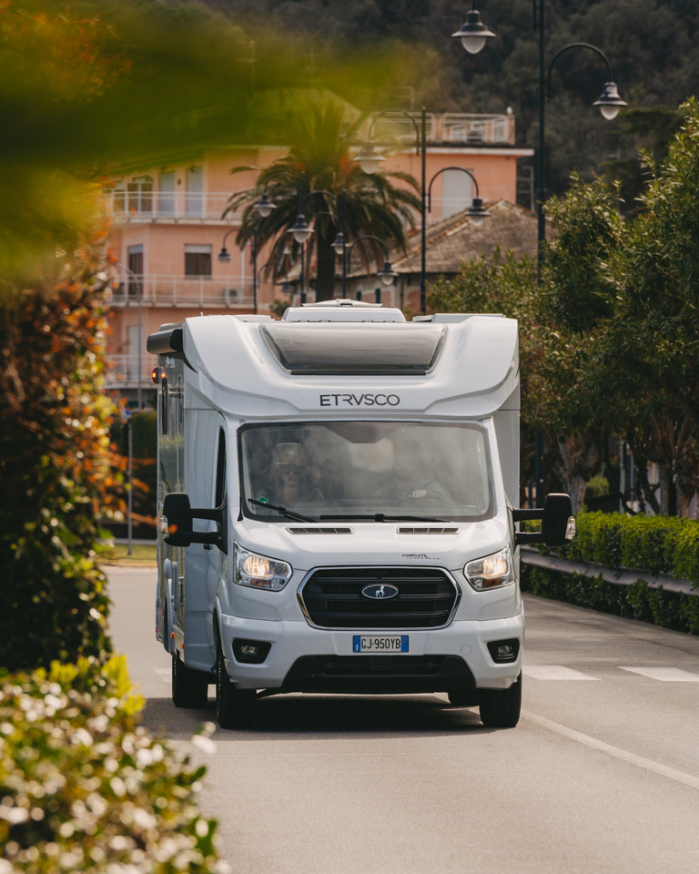 Etrusco T 7.3 QCF - Félintegrált lakóautó: 3 kép. Etrusco T 7.3 QCF - Félintegrált lakóautó: 3 kép.