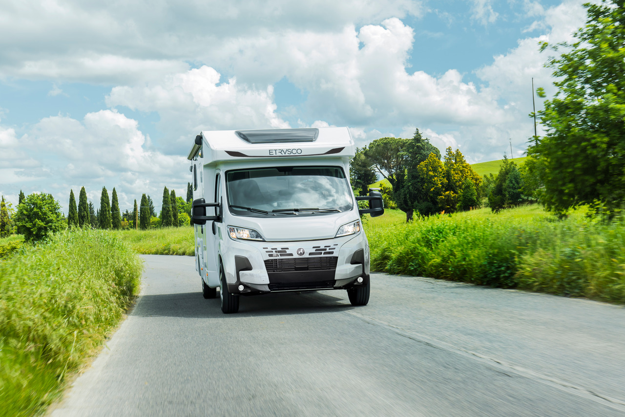 Etrusco T 7.3 QCF - Félintegrált lakóautó: 5 kép. Etrusco T 7.3 QCF - Félintegrált lakóautó: 5 kép.