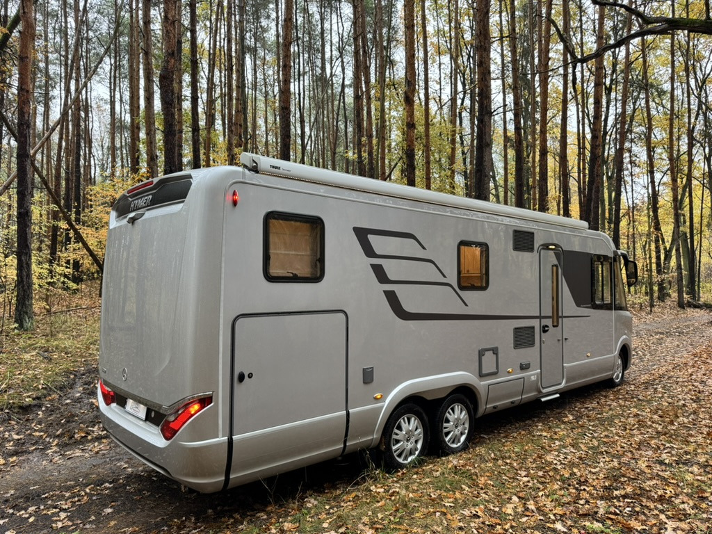 HYMER / ERIBA BML880 - Integrált lakóautó: 3 kép. HYMER / ERIBA BML880 - Integrált lakóautó: 3 kép.