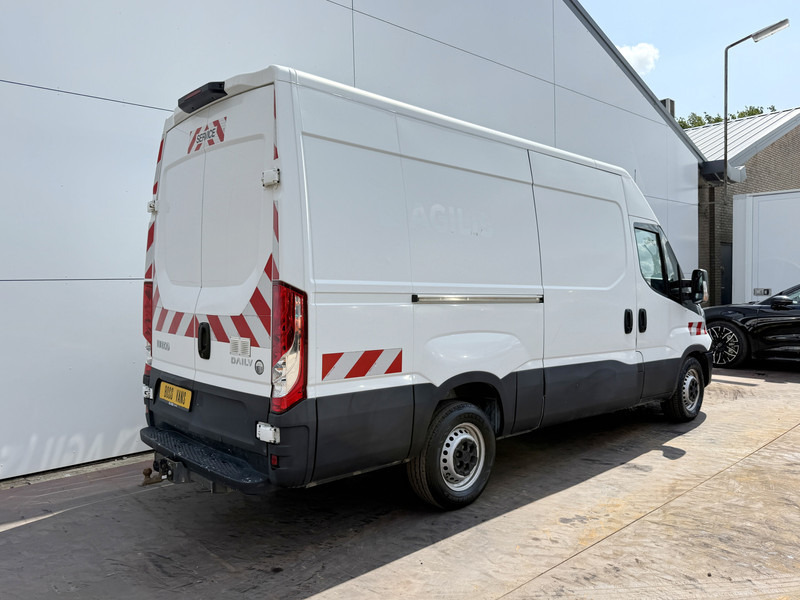 Iveco Daily 35S14 2.3 L2H2 Cruise Control Climate Control 3.5t Trekhaak Lucht geveerde stoel - Furgon: 3 kép. Iveco Daily 35S14 2.3 L2H2 Cruise Control Climate Control 3.5t Trekhaak Lucht geveerde stoel - Furgon: 3 kép.