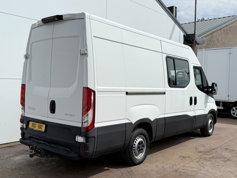Iveco Daily 35S14 2.3 L2H2 Dubbele Cabine 7 Stoelen Airco Cruise Control Trekhaak 3.5t Lucht geveerde stoel - Furgon, Duplakabinos kisteherautó: 3 kép. Iveco Daily 35S14 2.3 L2H2 Dubbele Cabine 7 Stoelen Airco Cruise Control Trekhaak 3.5t Lucht geveerde stoel - Furgon, Duplakabinos kisteherautó: 3 kép.