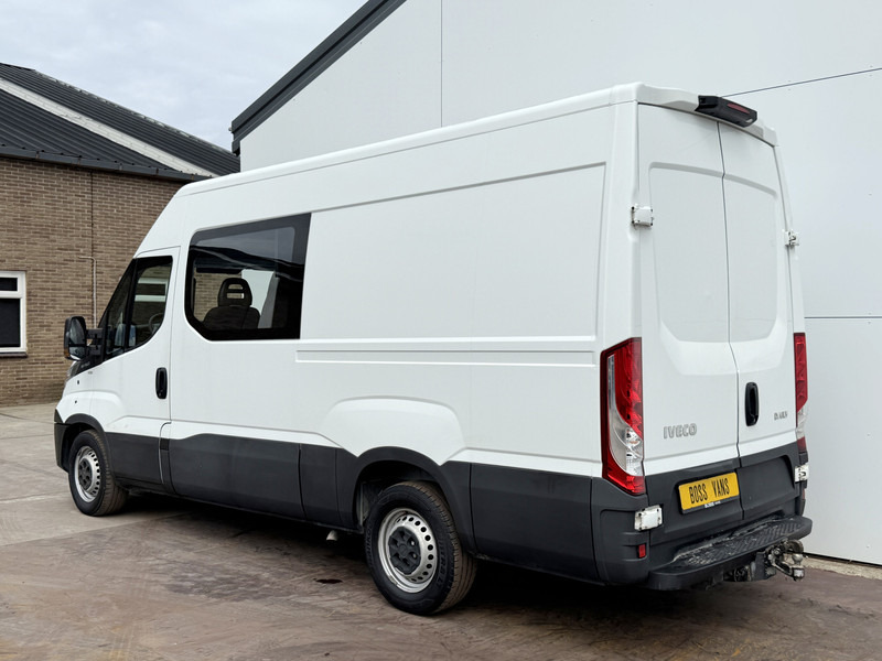 Iveco Daily 35S14 2.3 L2H2 Dubbele Cabine 7 Stoelen Mixto DoKa Airco Cruise Control Trekhaak 3.5t Lucht geveerde stoel - Furgon, Duplakabinos kisteherautó: 2 kép. Iveco Daily 35S14 2.3 L2H2 Dubbele Cabine 7 Stoelen Mixto DoKa Airco Cruise Control Trekhaak 3.5t Lucht geveerde stoel - Furgon, Duplakabinos kisteherautó: 2 kép.