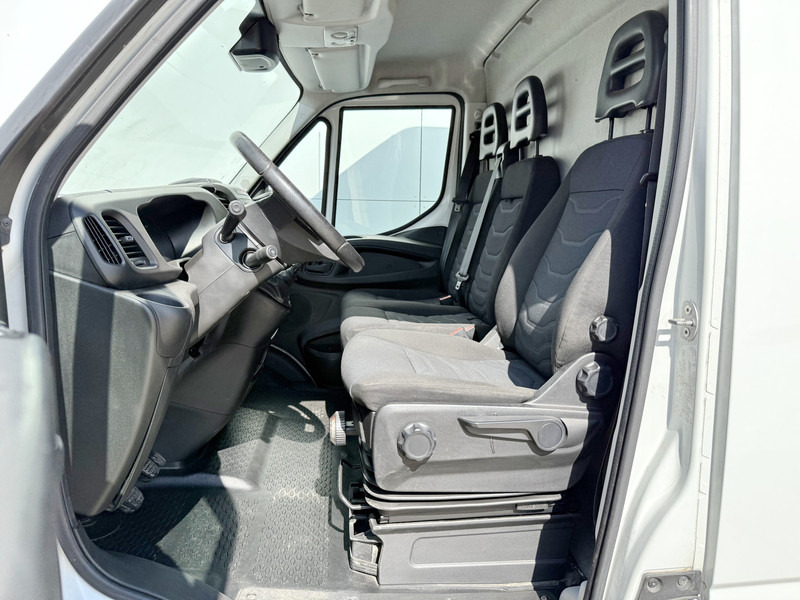 Furgon Iveco Daily 35S14 L2H2 Luchtvering Trekhaak Cruise Control Climate Control Lucht Geveerde Bestuurdersstoel: 7 kép.