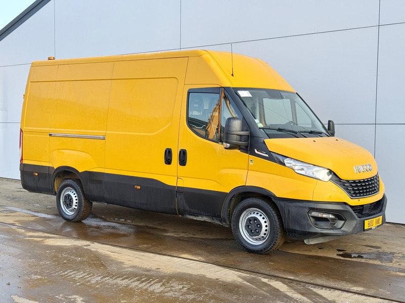 Iveco Daily 35S16 2.3 Automaat L2H2 Oprijplaat Trekhaak Climate Control Cruise Control Lucht Geveerde Stoel - Furgon: 4 kép. Iveco Daily 35S16 2.3 Automaat L2H2 Oprijplaat Trekhaak Climate Control Cruise Control Lucht Geveerde Stoel - Furgon: 4 kép.