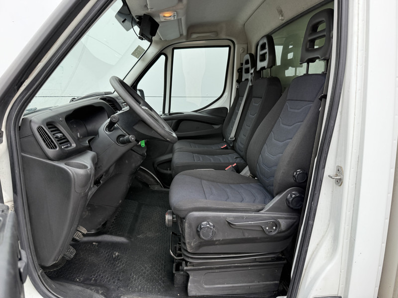 Iveco Daily 35S16 2.3 Bakwagen met achterdeur 3,5t Trekhaak Meubelbak Koffer Airco Cruise Control Camera - Dobozos kisteherautó: 5 kép. Iveco Daily 35S16 2.3 Bakwagen met achterdeur 3,5t Trekhaak Meubelbak Koffer Airco Cruise Control Camera - Dobozos kisteherautó: 5 kép.