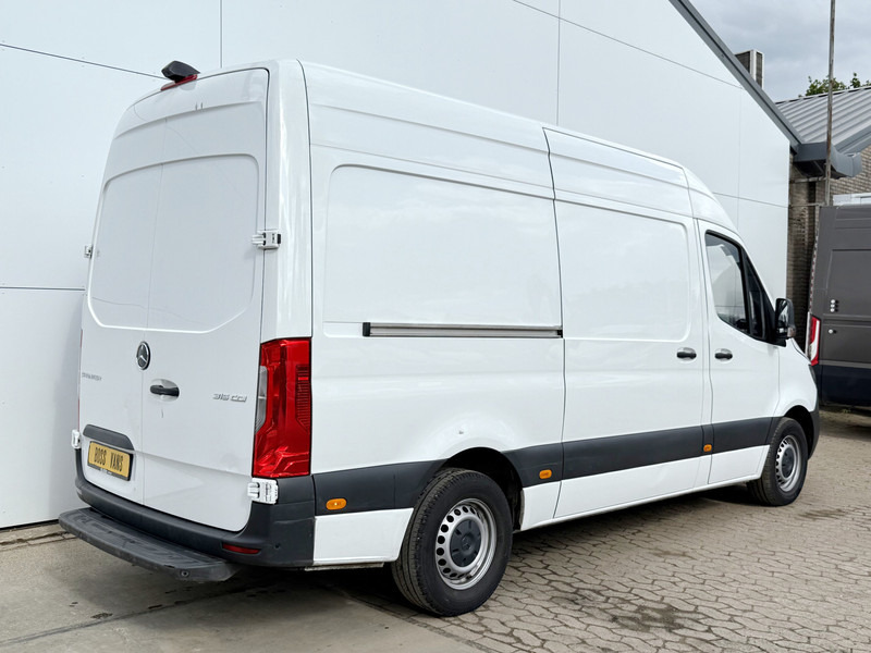 Mercedes-Benz Sprinter 315 1.9 CDI L2H2 Climate Control Cruise Control Carplay Camera Parkeersensoren voor achter - Furgon: 3 kép. Mercedes-Benz Sprinter 315 1.9 CDI L2H2 Climate Control Cruise Control Carplay Camera Parkeersensoren voor achter - Furgon: 3 kép.