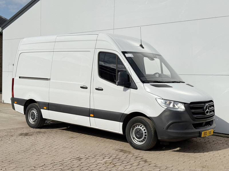 Mercedes-Benz Sprinter 315 1.9 CDI L2H2 Climate Control Cruise Control Carplay Camera Parkeersensoren voor achter - Furgon: 4 kép. Mercedes-Benz Sprinter 315 1.9 CDI L2H2 Climate Control Cruise Control Carplay Camera Parkeersensoren voor achter - Furgon: 4 kép.
