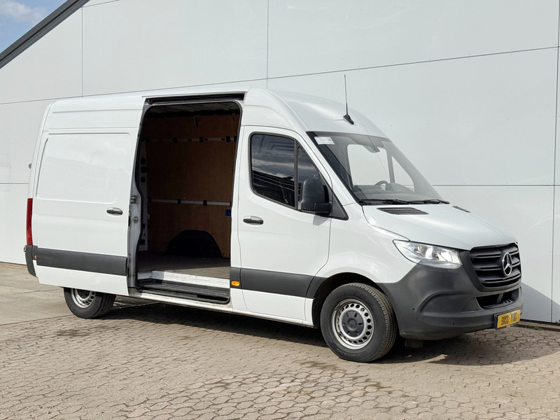Mercedes-Benz Sprinter 315 1.9 CDI L2H2 Climate Control Cruise Control Carplay Camera Parkeersensoren voor achter - Furgon: 5 kép. Mercedes-Benz Sprinter 315 1.9 CDI L2H2 Climate Control Cruise Control Carplay Camera Parkeersensoren voor achter - Furgon: 5 kép.