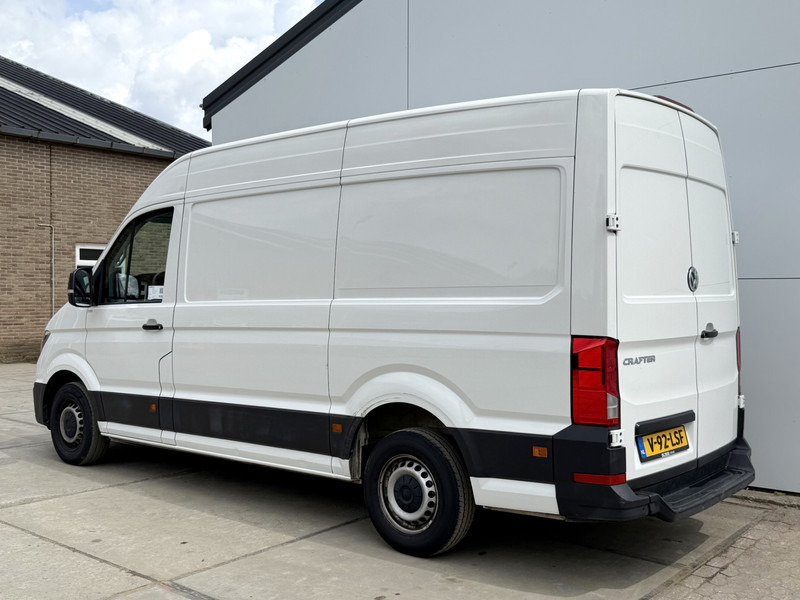 Volkswagen Crafter 2.0 TDI 140pk L3H3 Airco Cruise Control Carplay Parkeersensoren voor achter - Furgon: 2 kép. Volkswagen Crafter 2.0 TDI 140pk L3H3 Airco Cruise Control Carplay Parkeersensoren voor achter - Furgon: 2 kép.