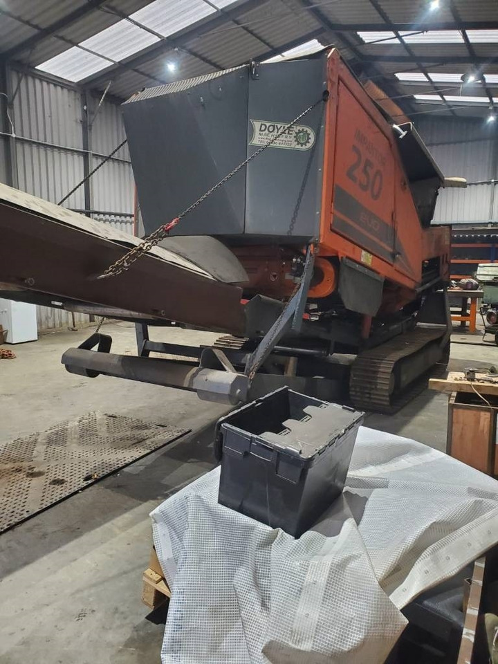 Arjes 250 Evo - Mobil törőgép: 5 kép. Arjes 250 Evo - Mobil törőgép: 5 kép.