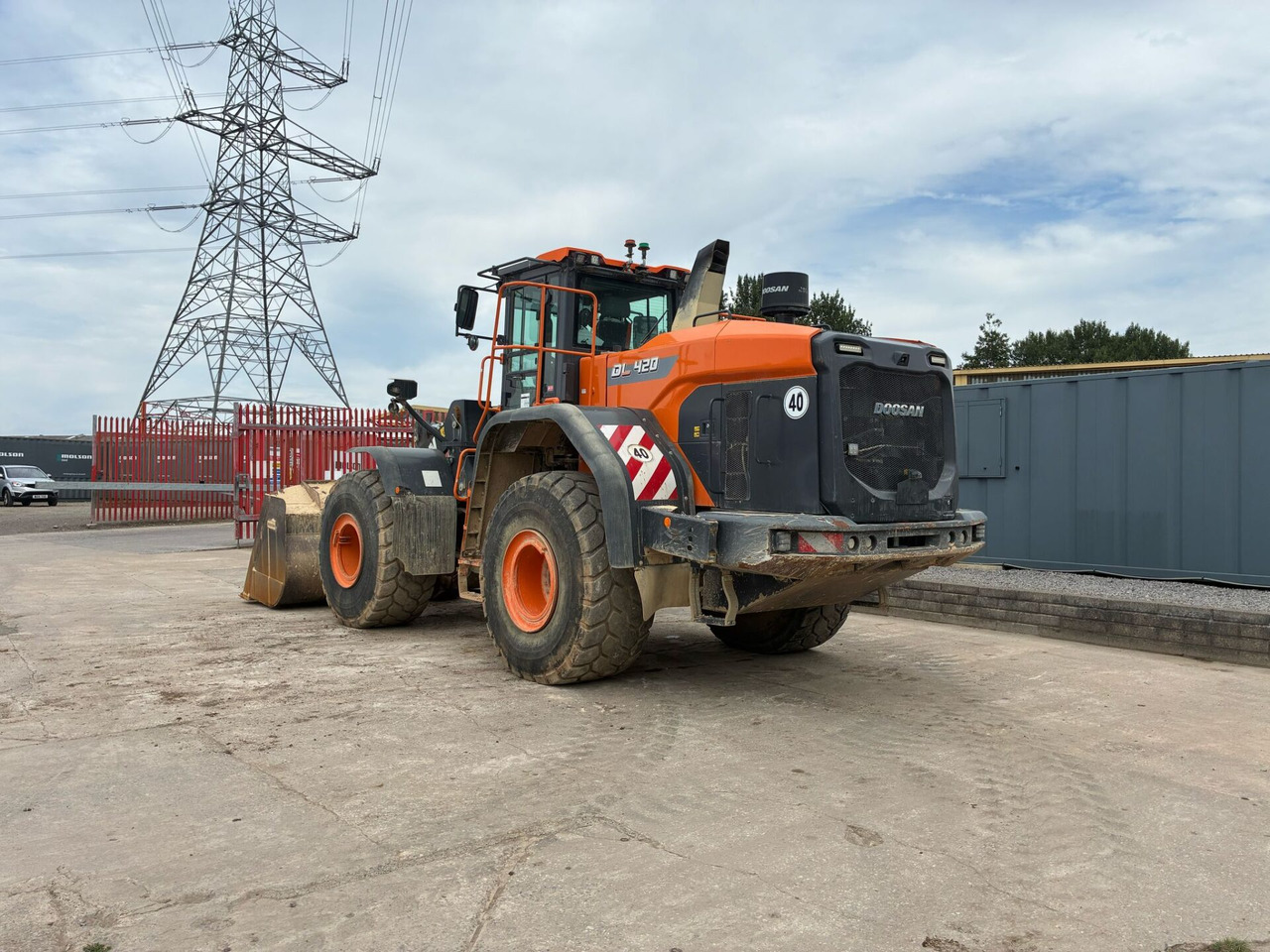 Doosan DL420 - Gumikerekes homlokrakodó: 3 kép. Doosan DL420 - Gumikerekes homlokrakodó: 3 kép.