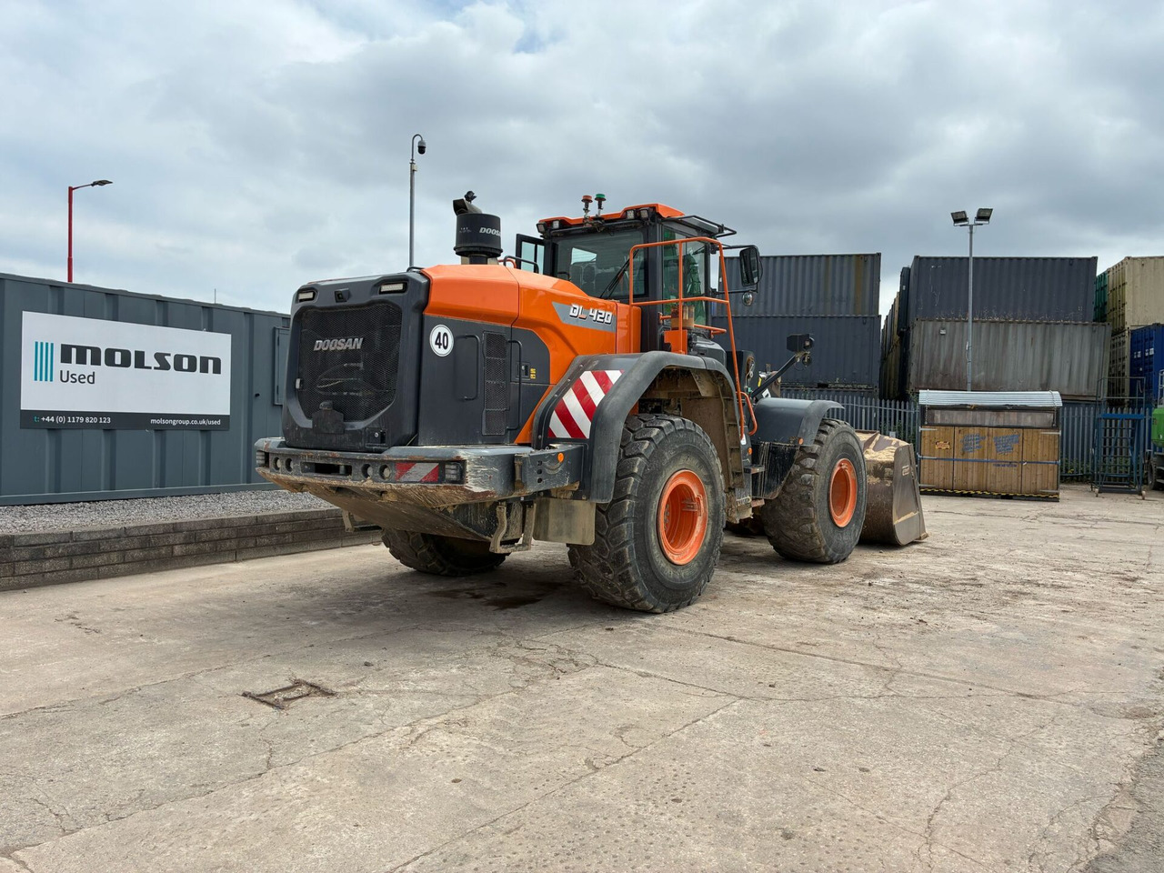 Doosan DL420 - Gumikerekes homlokrakodó: 5 kép. Doosan DL420 - Gumikerekes homlokrakodó: 5 kép.