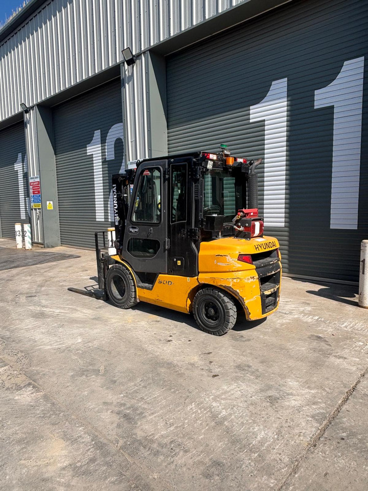 Hyundai 30D-9E - Teleszkópos rakodó: 3 kép. Hyundai 30D-9E - Teleszkópos rakodó: 3 kép.