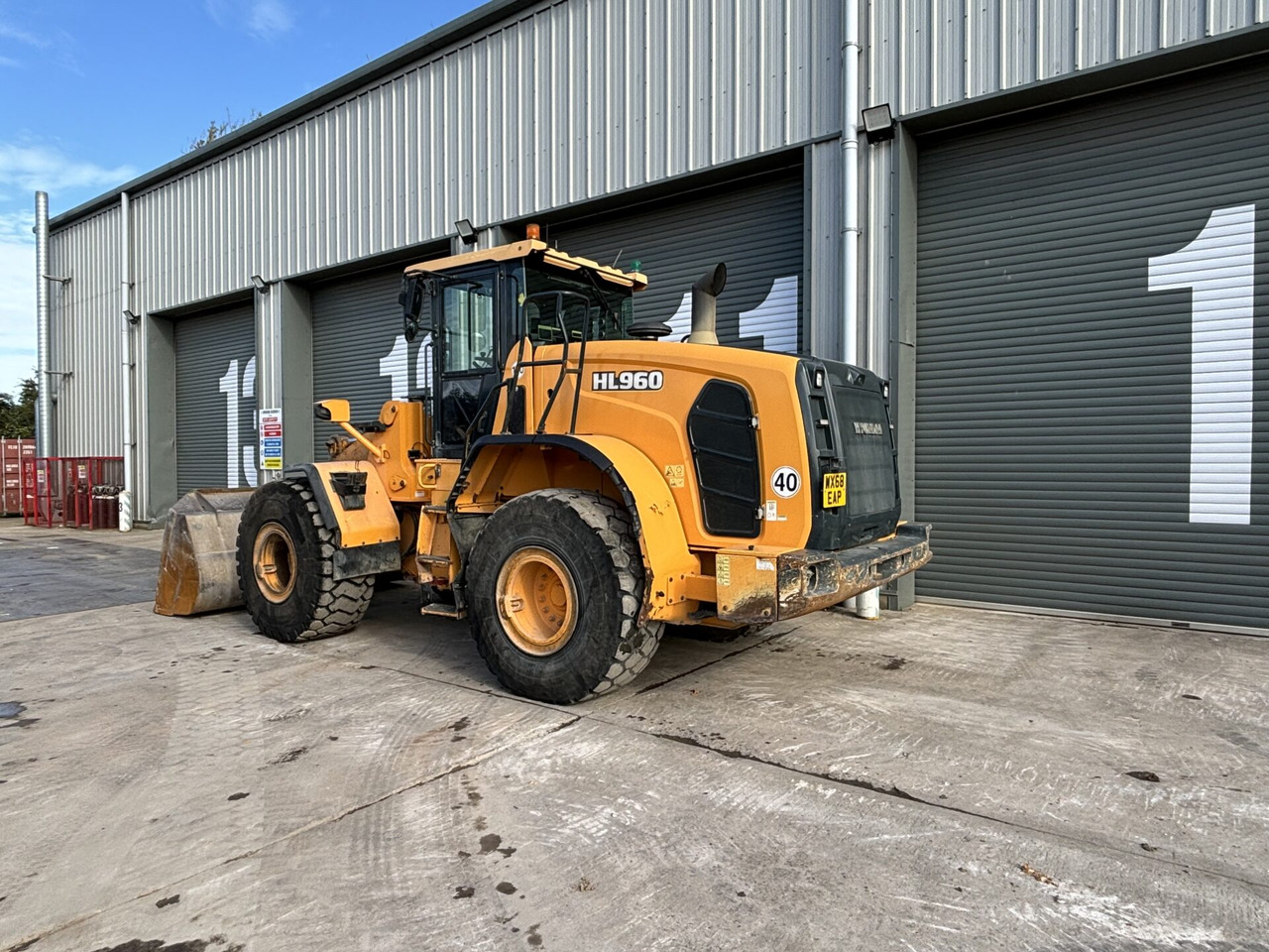 Hyundai HL960 - Gumikerekes homlokrakodó: 3 kép. Hyundai HL960 - Gumikerekes homlokrakodó: 3 kép.